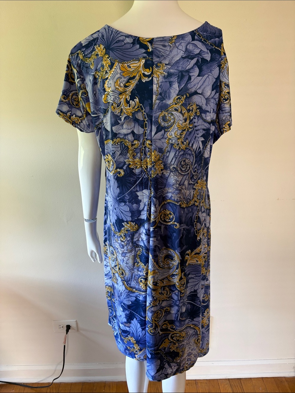 Elegant Blue Floral-Scroll V-Neck Midi Dress - Picture 5 of 7